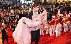 Tim bế Trương Quỳnh Anh trên thảm đỏ