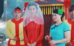 Diễn viên Kim Tuyến bị ép lên xe hoa