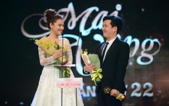 Trường Giang - Nhã Phương hôn tình tứ khi nhận giải Mai Vàng