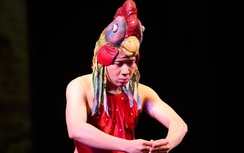 Đầu năm, Trấn Thành mặc áo yếm vào vai gà thần