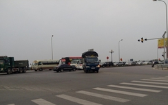 Dòng xe nườm nượp đổ về đền Trần trước giờ khai ấn