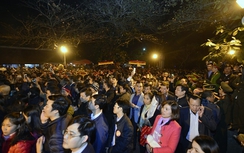 ẢNH: Biển người chen nhau nghẹt thở trong lễ khai ấn đền Trần