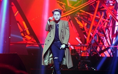 Sơn Tùng M-TP hát "Lạc trôi" giữa Hà Nội