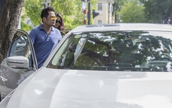 Bằng Kiều được gái xinh đón bằng xe sang