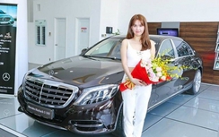 Ngọc Trinh rạng ngời bên siêu xe 12 tỷ mới tậu