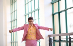 Kiều Minh Tuấn gây sốc với gu ăn mặc "chói chang"