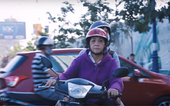 Nghẹn ngào với người bà 62 tuổi lái xe ôm nuôi 3 cháu