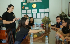 Siêu mẫu Ngọc Quyên về nước đóng phim, làm từ thiện