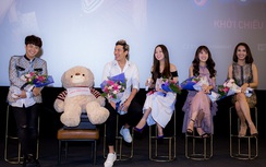 Ồn ào chuyện tình cảm, Nhã Phương "nhờ" gấu bông thay mình họp báo