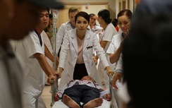 Mai Thu Huyền lấy can đảm tập trung xem phẫu thuật