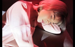 Vũ Cát Tường gây "sốc" với áo ngủ màu hồng đầy nữ tính