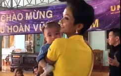 Vừa đăng quang, Hoa hậu Hoàn vũ 2017 đã tất bật đi thiện nguyện