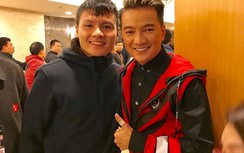 Đàm Vĩnh Hưng sung sướng khi được chụp hình cùng cầu thủ U23