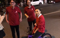 Video: Mỹ Tâm bất ngờ gặp fan cứng khi "đi bão" bằng "siêu xe"