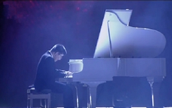 Video: Con trai NSƯT Quốc Tuấn đệm đàn cho Sơn Tùng M-TP hát