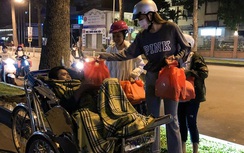 Hồ Ngọc Hà giản dị đi trao quà cho người vô gia cư