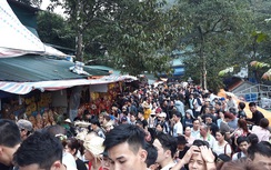 Người dân đội mưa chen chân đến chùa Hương