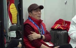 Trương Nghệ Mưu sốt 39 độ, ngồi co ro làm chương trình "8 phút"