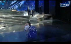 Video: Thí sinh Hoa hậu chuyển giới suýt ngã sấp mặt trên sân khấu