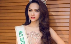 Sau đăng quang hoa hậu, Hương Giang vẫn chưa thể về nước