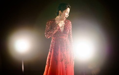 Mỹ Linh vẽ chân dung của mình qua "Thời gian"