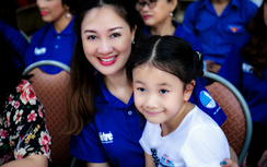 Hoa hậu Đàm Lưu Ly đưa con gái đi làm thiện nguyện