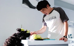 Hậu trường kỳ thú: Thái Hòa đóng phim cùng chó xù tóc xoăn