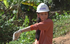 Hoa hậu Tiểu Vy để mặt mộc đẩy xe đất, đào giếng