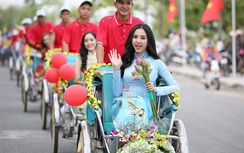 Á hậu Thuý An dẫn đầu đoàn xích lô diễu hành trên quê hương