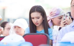 Á hậu Thúy An rơi nước mắt trước trẻ em ung thư