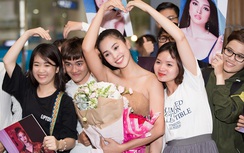 Tiểu Vy rạng rỡ trong vòng tay người hâm mộ ngày trở về