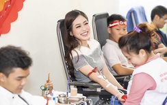 Á hậu Phương Nga rạng rỡ đi hiến máu