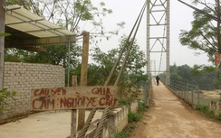 Hãi hùng cầu treo cũ xứ Nghệ