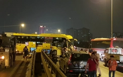 Hà Nội: Xe khách gặp tai nạn, rụng bánh, nằm ngang đường trên cao