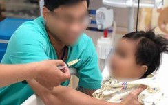 Cứu sống bé trai 17 tháng tuổi ngộ độc xăng