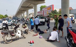 Ba xe máy tông nhau trên QL32, một người gãy gần rời chân