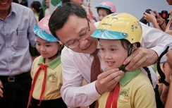 Tặng mũ bảo hiểm, cùng các em thực hiện ước mơ cuộc đời
