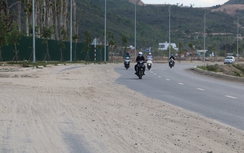 Đất cát tràn đường, gây mất ATGT đại lộ nghìn tỷ ở Nha Trang
