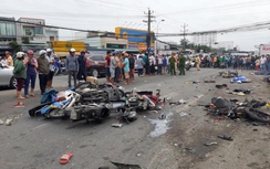 Hiện trường vụ xe container đâm hàng chục người ở Bến Lức- Long An