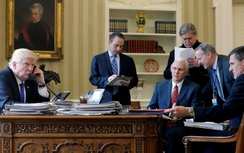 Bê bối liên quan đến Nga đeo bám ông Trump