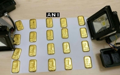 Giấu vàng buôn lậu trong trực tràng