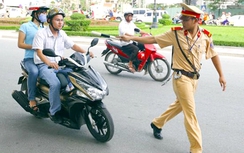 Ngồi trên xe tắt máy, CSGT kiểm tra giấy tờ đúng hay sai?