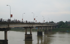 Hà Nam: Bị cấm yêu, nữ sinh nhảy sông tự vẫn