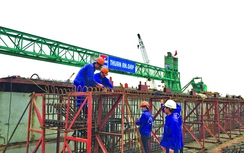 Thợ cầu Thuận An trên công trường cầu sông Rút