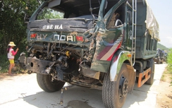 Xe tải nát bét đầu sau khi tông tàu hỏa