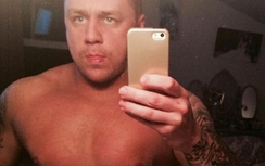 Lực sỹ uống sữa mẹ để... tăng cơ bắp