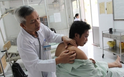 Hai phóng viên bị hành hung phải tái nhập viện do choáng