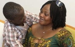 Cậu bé bị giấu trong vali đi xuyên lục địa về với mẹ