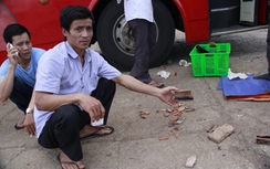 Côn đồ ngang nhiên lên xe khách hành hung tài xế