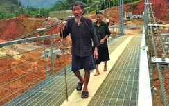 Những cây cầu giúp dân thoát cảnh lũ về là... “bó chân”